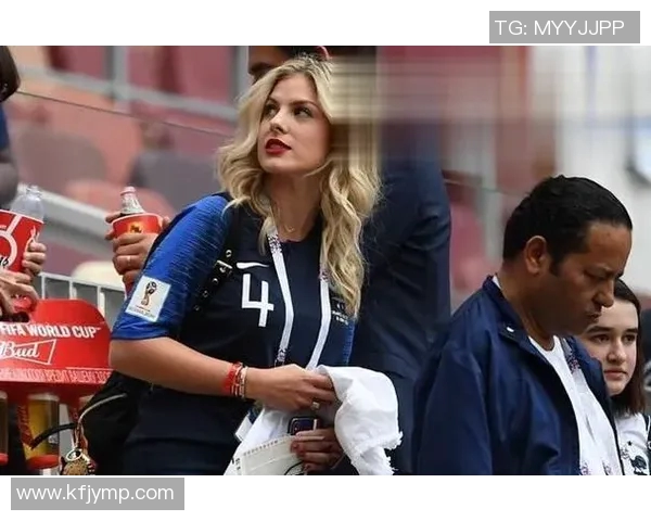 足球明星妻子身材火辣引发热议她的胸围成为焦点话题